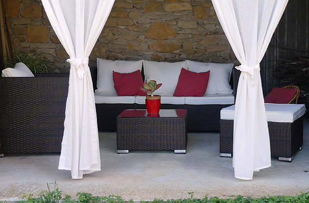 Salon ext&eacute;rieur cosy du g&icirc;te esprit de pierres