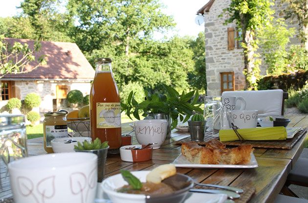 Chambre d'h&ocirc;te: profitez du petit d&eacute;jeuner bio en terrasse 