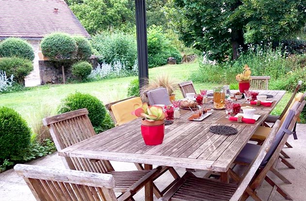 petit d&eacute;jeuner de vacances en terrasse