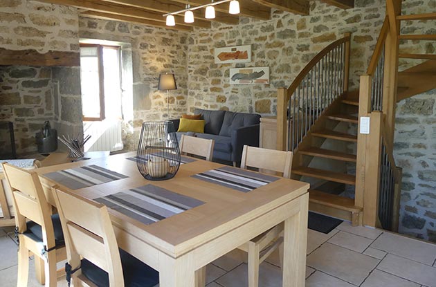 Salon avec chemin&eacute;e