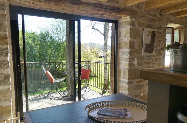 Vue ext&eacute;rieure du g&icirc;te vers la piscine